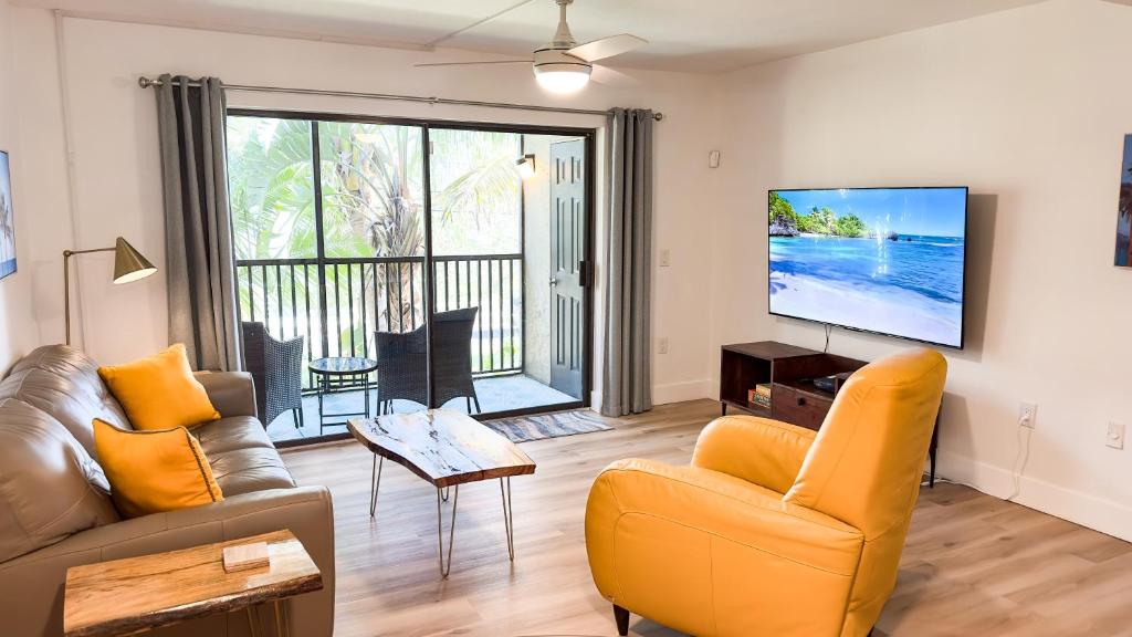 sala de estar con sofá y TV de pantalla plana en 1030 Pine Tree Dr 11, en Indian Harbour Beach