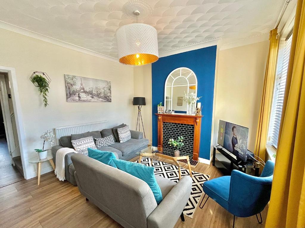 a living room with a couch and blue walls at Summer Lane House-3 Bedrooms-Close to M1-Longer Stay-Free Parking in Barnsley