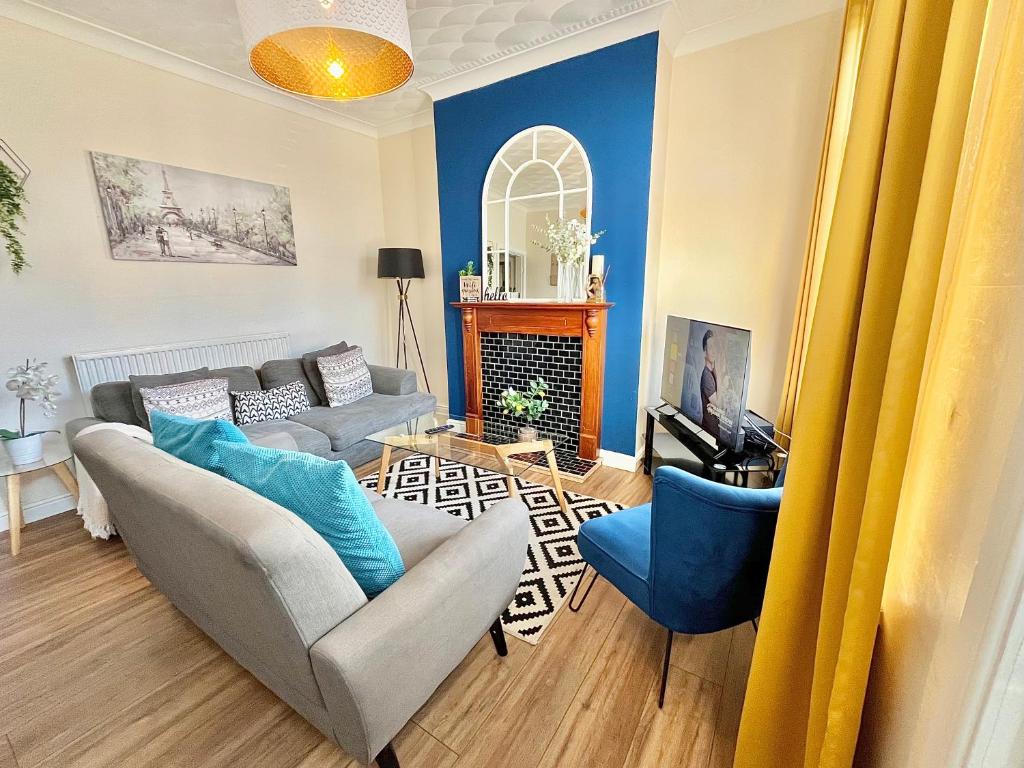 a living room with blue walls and a couch at Summer Lane House-3 Bedrooms-Close to M1-Longer Stay-Free Parking in Barnsley