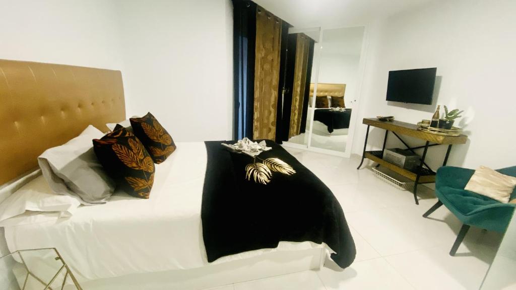 Postel nebo postele na pokoji v ubytování Luxury Bahia Sea Views By Deihu Experiences