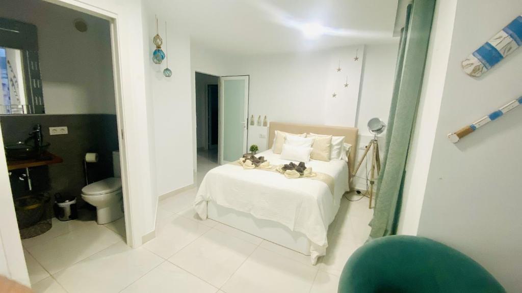 Postel nebo postele na pokoji v ubytování Luxury Bahia Sea Views By Deihu Experiences