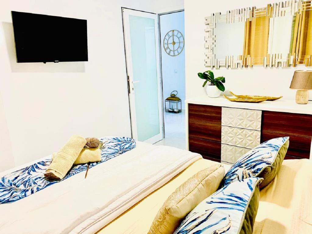 Postel nebo postele na pokoji v ubytování Luxury Bahia Sea Views By Deihu Experiences