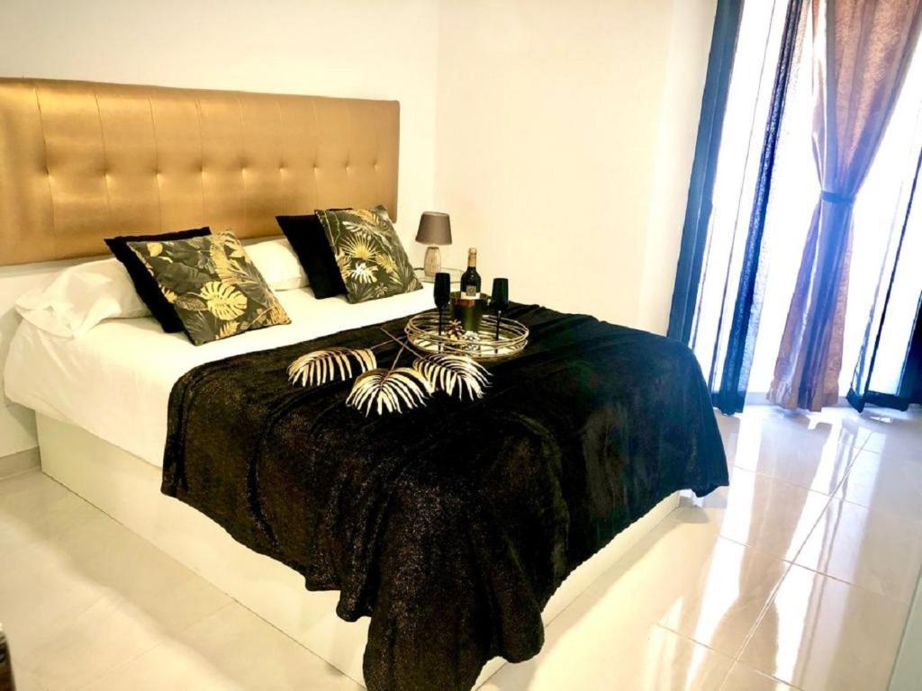 Postel nebo postele na pokoji v ubytování Luxury Bahia Sea Views By Deihu Experiences