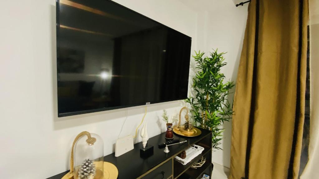 TV a/nebo společenská místnost v ubytování Luxury Bahia Sea Views By Deihu Experiences