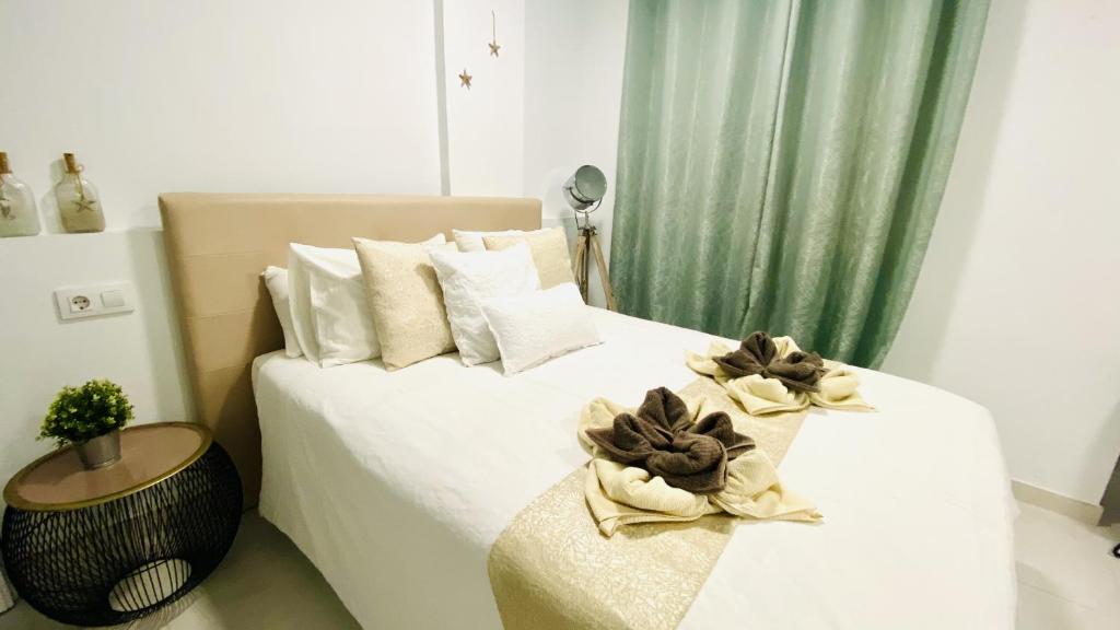 Postel nebo postele na pokoji v ubytování Luxury Bahia Sea Views By Deihu Experiences