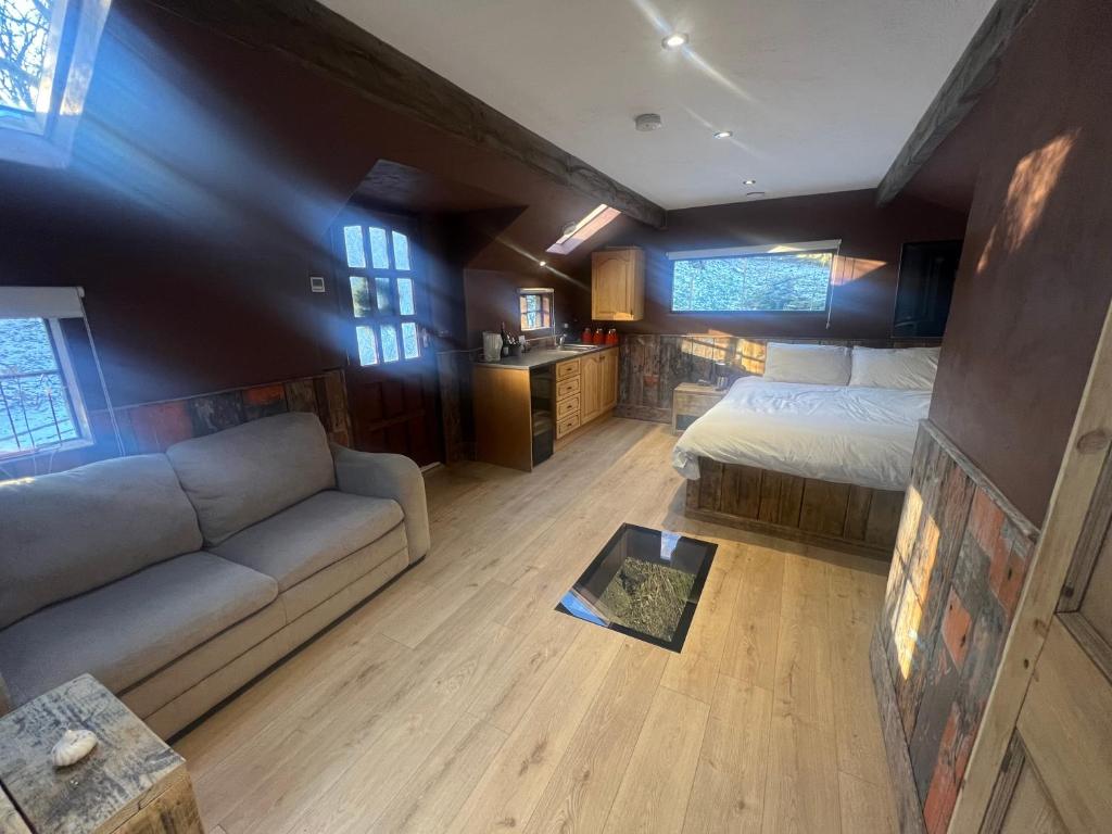 uma sala de estar com um sofá e uma cama em Lower batter farm em Huddersfield