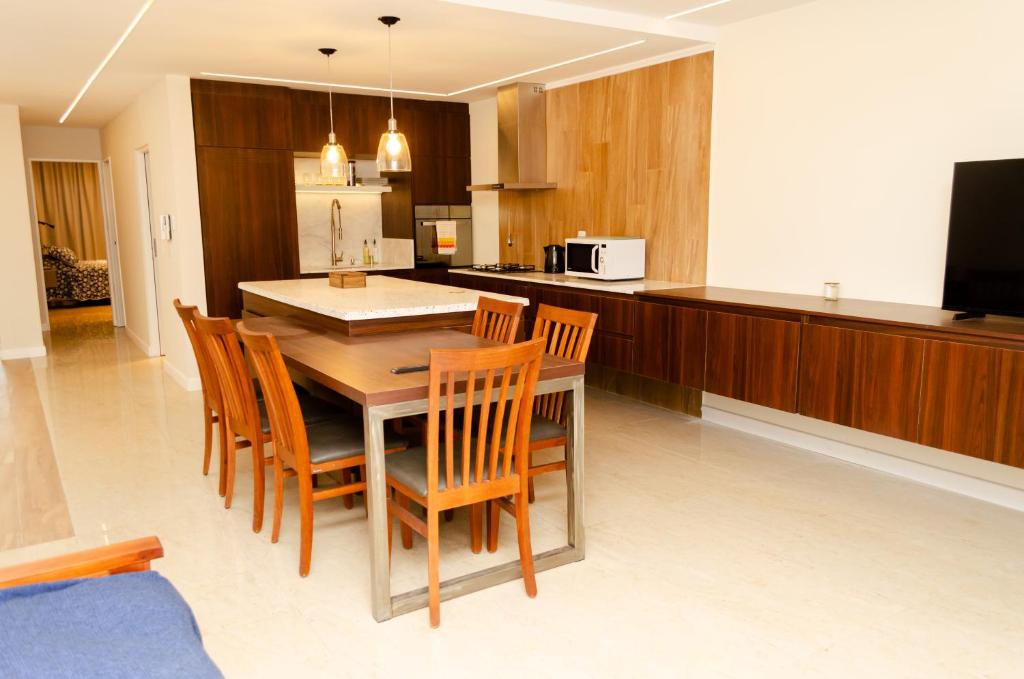 a kitchen and dining room with a table and chairs at N3-Brown 1 in Villa Constitución