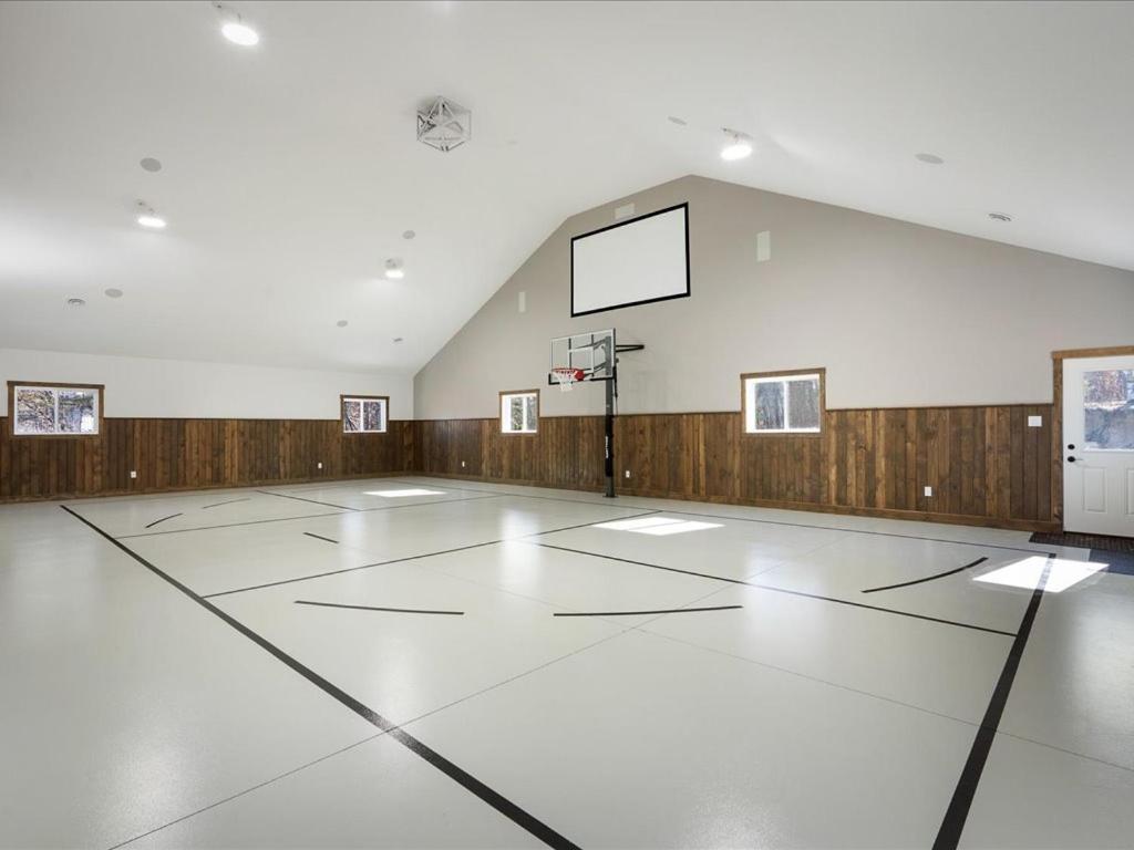 ein leerer Fitnessraum mit einem Basketballplatz in der Unterkunft Courtside Cabin in Nisswa
