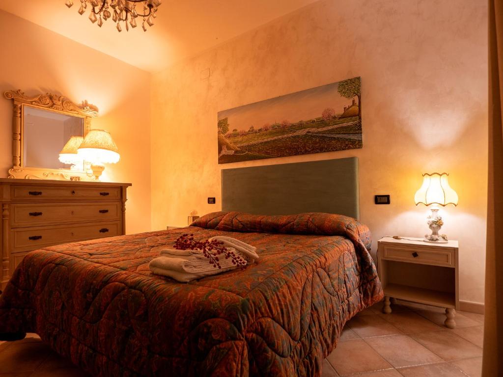 1 dormitorio con 1 cama, vestidor y lámparas en Casa degli Ulivi, en Civitella del Tronto