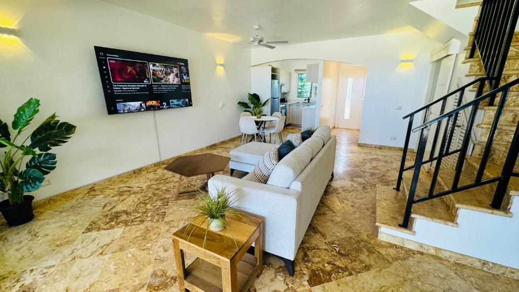 TV a/nebo společenská místnost v ubytování Hillside Oceanview Villa