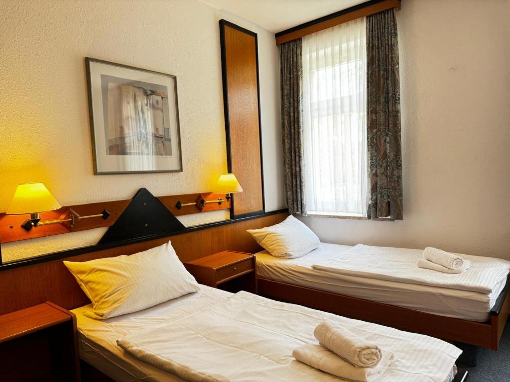 Ένα ή περισσότερα κρεβάτια σε δωμάτιο στο Hotel zur Eiche