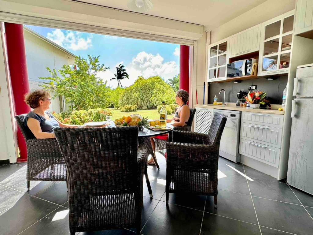 Kuchyň nebo kuchyňský kout v ubytování Résidence Le Vallon Guadeloupe Parc Piscine Appartements & Studios & Services hôteliers à la carte