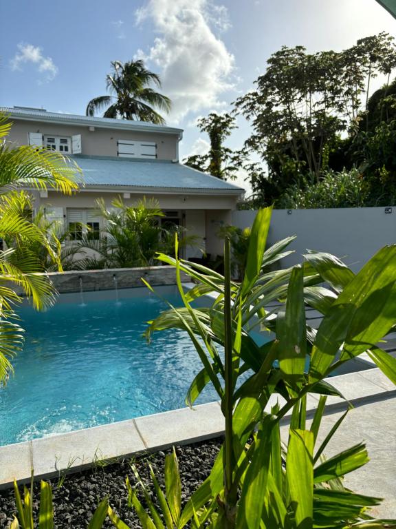 Bazén v ubytování Villa Elise Jolie Maison , Piscine, WiFi, pour 7 personnes nebo v jeho okolí
