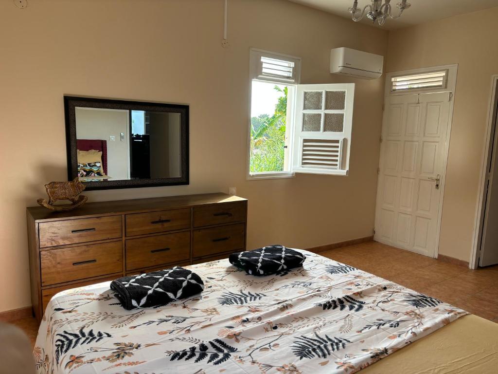 TV a/nebo společenská místnost v ubytování Villa Elise Jolie Maison , Piscine, WiFi, pour 7 personnes