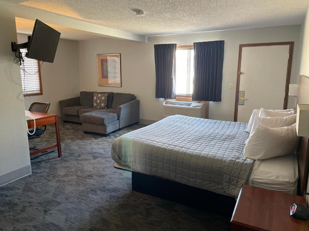 um quarto de hotel com uma cama e um sofá em Travelodge South Lincoln em Lincoln