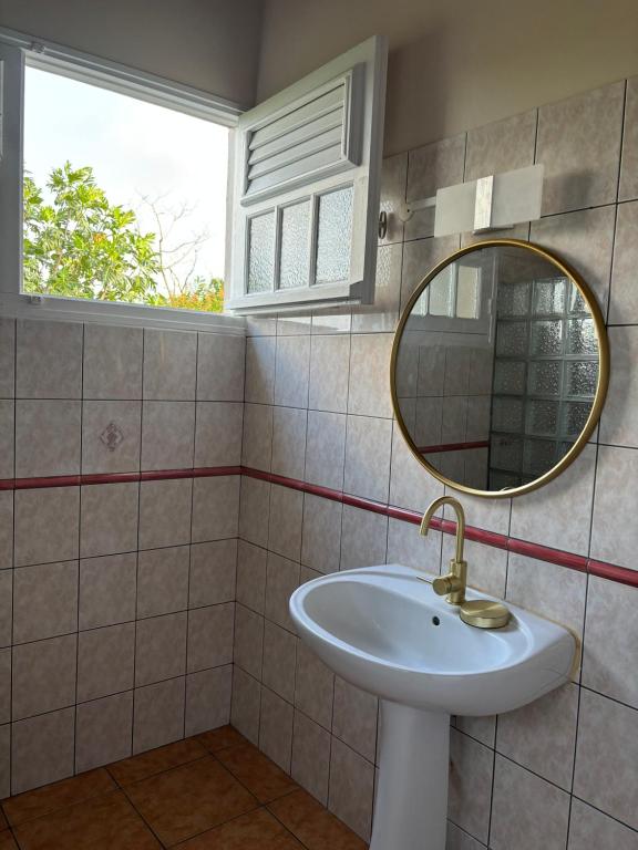Koupelna v ubytování Villa Elise Jolie Maison , Piscine, WiFi, pour 7 personnes