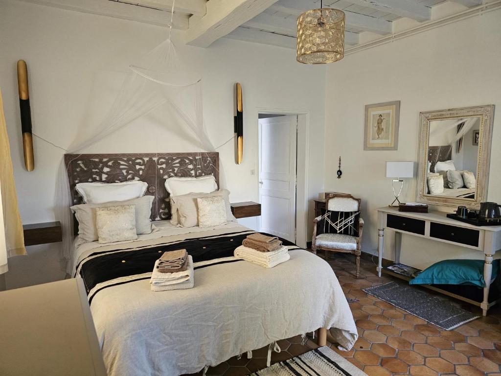 1 dormitorio con 1 cama grande y escritorio en Chambre d'Hôtes LES ROCHES, en Corme-Royal