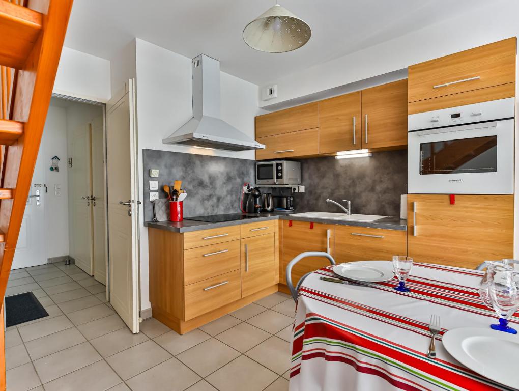 Kuchyň nebo kuchyňský kout v ubytování Les Bains de Mer