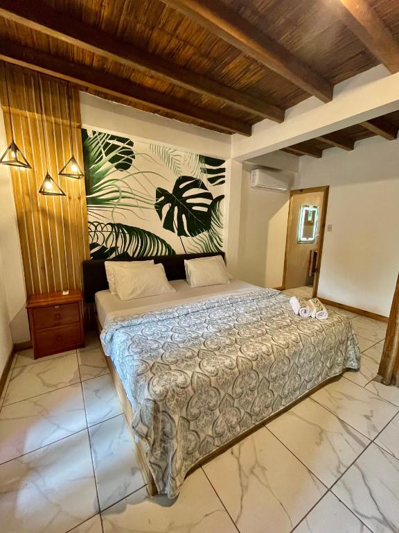 - une chambre avec un grand lit dans l'établissement Casa Peregrina, à Ayampe