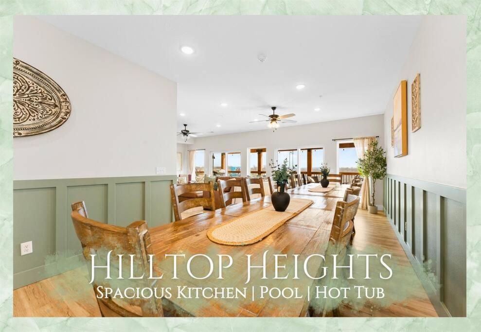 Un comedor y una sala de estar con mesa y sillas. en Luxury Lakefront: 9BR/8.5BA, Views, Peak Comfort, en Branson