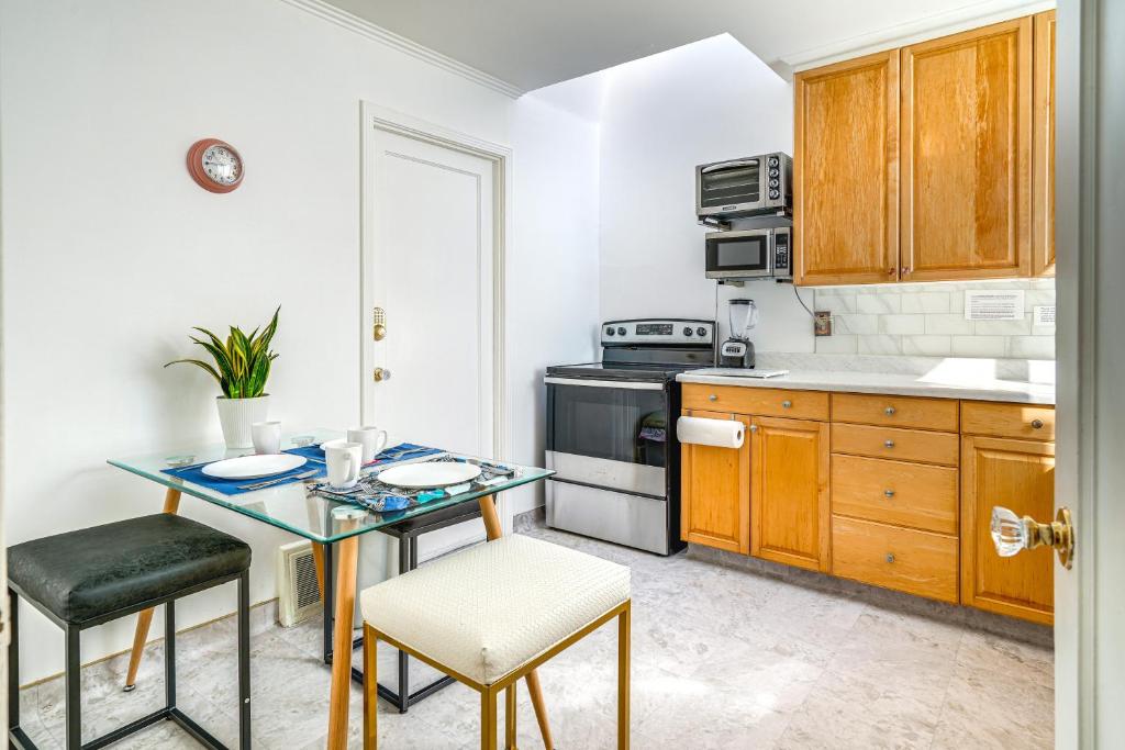 uma pequena cozinha com uma mesa e um fogão em San Francisco Home about 1 Mi to Golden Gate Park! em São Francisco