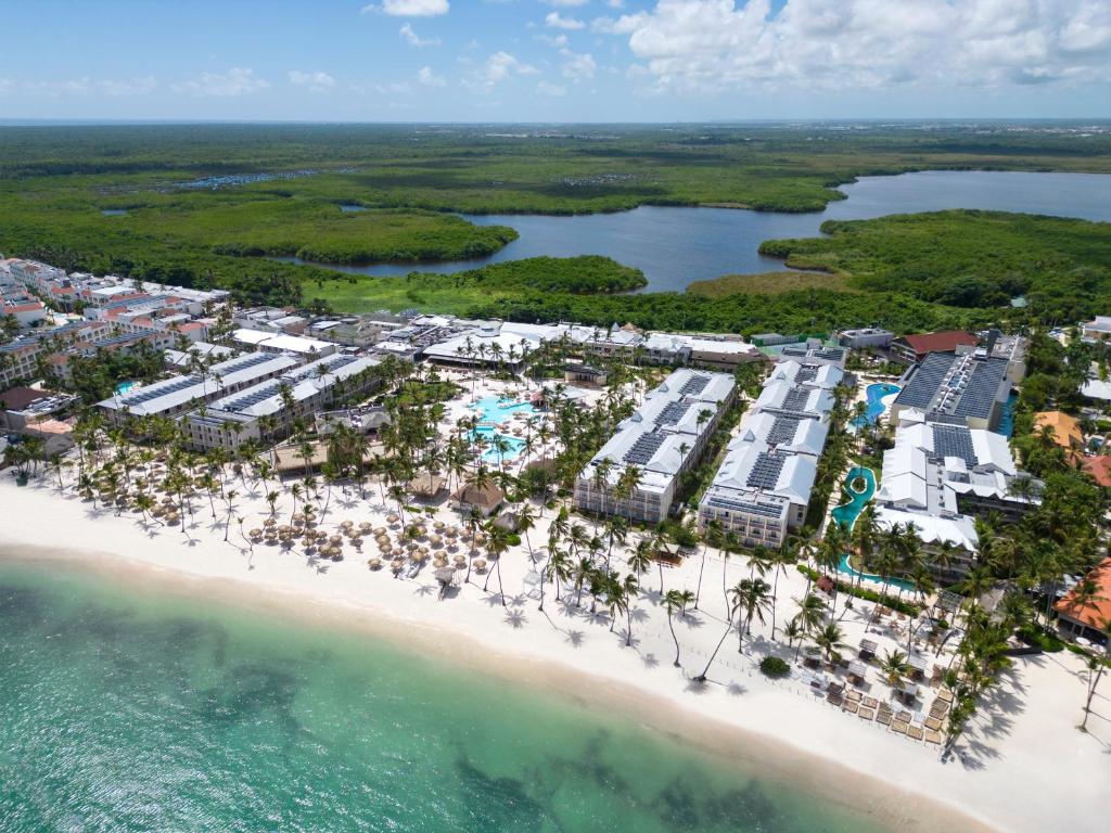 uma vista aérea do resort e da praia em Sunscape Coco Punta Cana - All Inclusive em Punta Cana