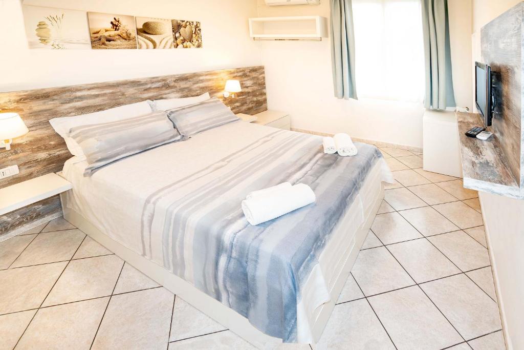سرير أو أسرّة في غرفة في Taormina Beach House