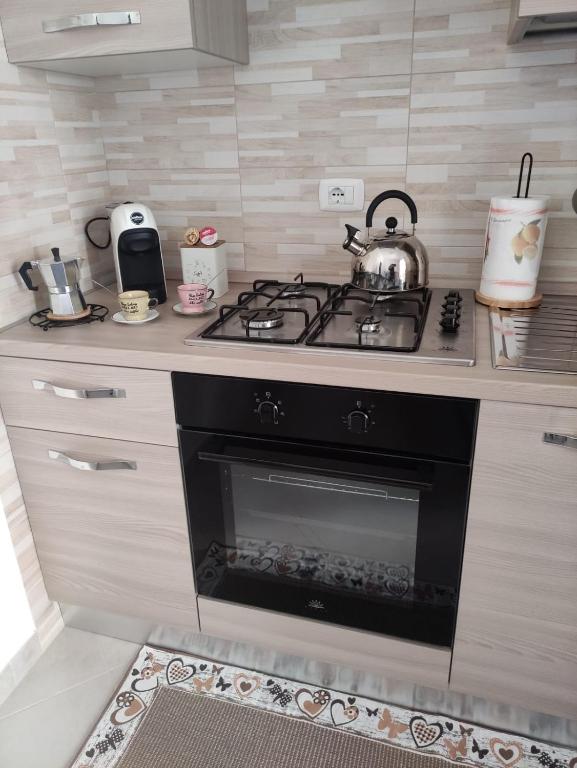 una cucina con piano cottura e bollitore per il tè di MagicaHome ad Alghero