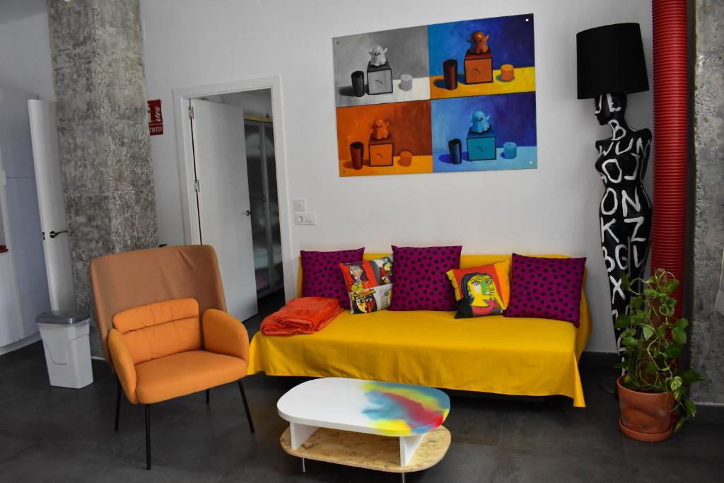 Sevilla Urban Flat في إشبيلية: غرفة معيشة مع أريكة وكرسي