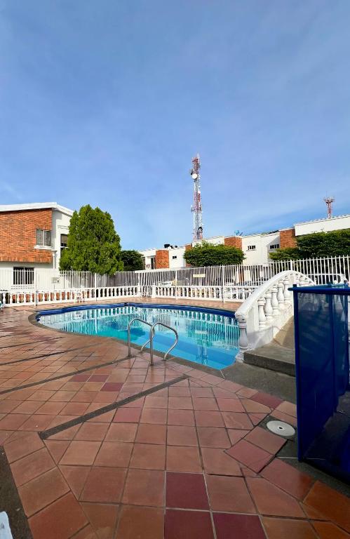 Bazén v ubytování Casa frente al centro comercial Guatapuri nebo v jeho okolí