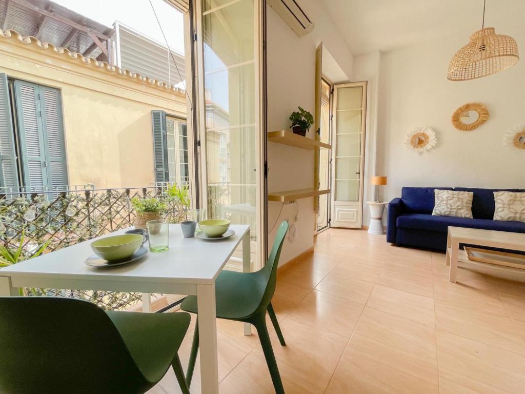 un soggiorno con tavolo, sedie e divano di Plz de la Merced Apartamentos Solera by Life in Malaga a Málaga