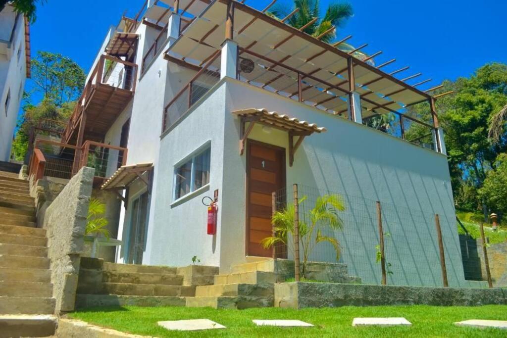 una casa con una scala che porta a esso di Doce Lar Hospedagem em Morro de são Paulo AP completo com cozinha a Cairu