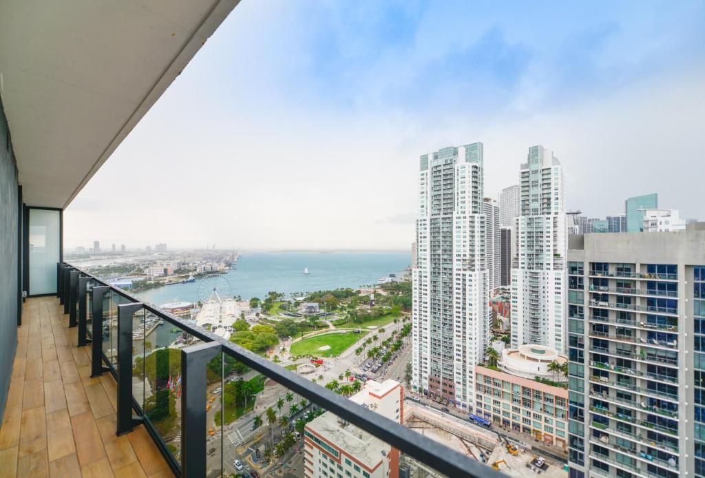 een balkon met uitzicht op de oceaan en gebouwen bij Luxury Condo with Amazing view Near to Bayside in Miami
