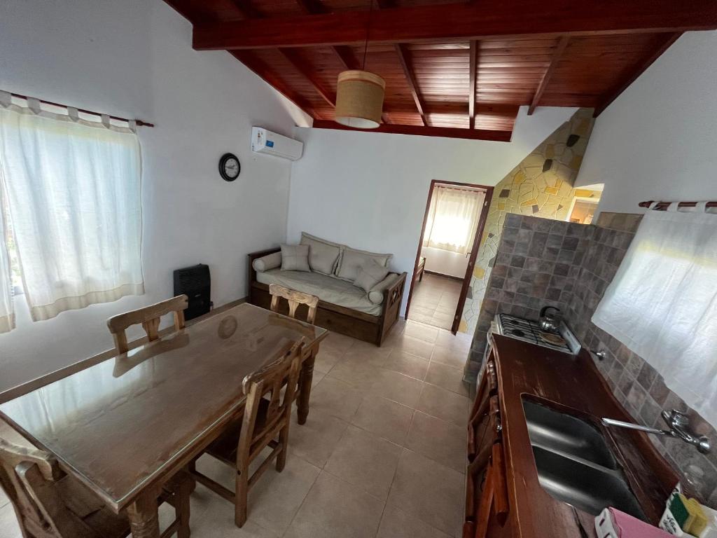 cocina y sala de estar con mesa y sofá en Ayres de Cobo en Mar de Cobo