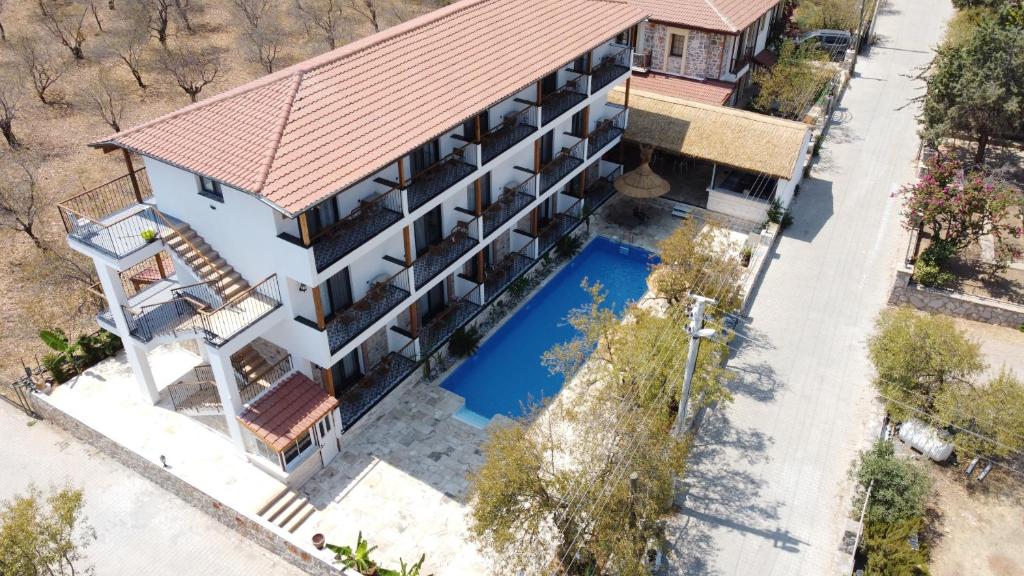 達特恰的住宿－Palamut Butik Otel，享有带游泳池的房屋的空中景致