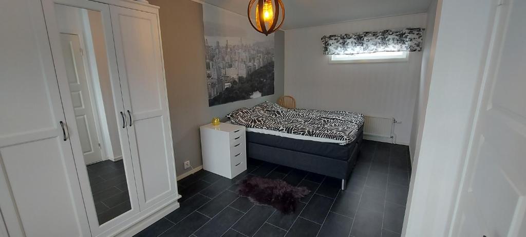 - une petite chambre avec un lit et une fenêtre dans l'établissement Centralt hus, à Härnösand