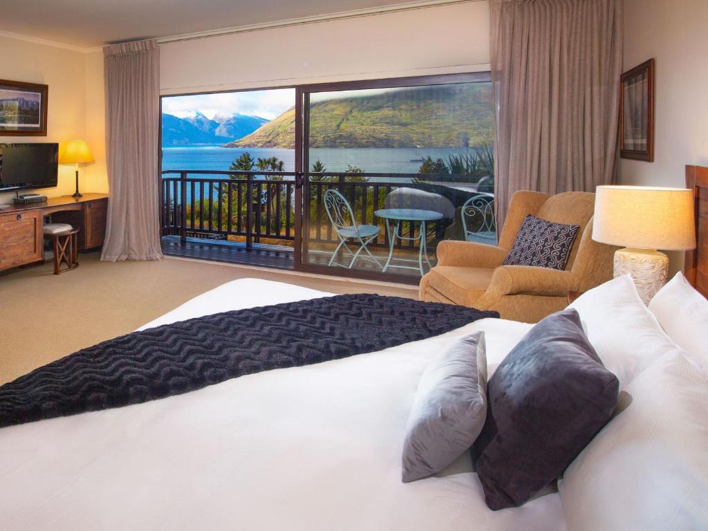 Ein Bett oder Betten in einem Zimmer der Unterkunft Hidden Lodge Queenstown
