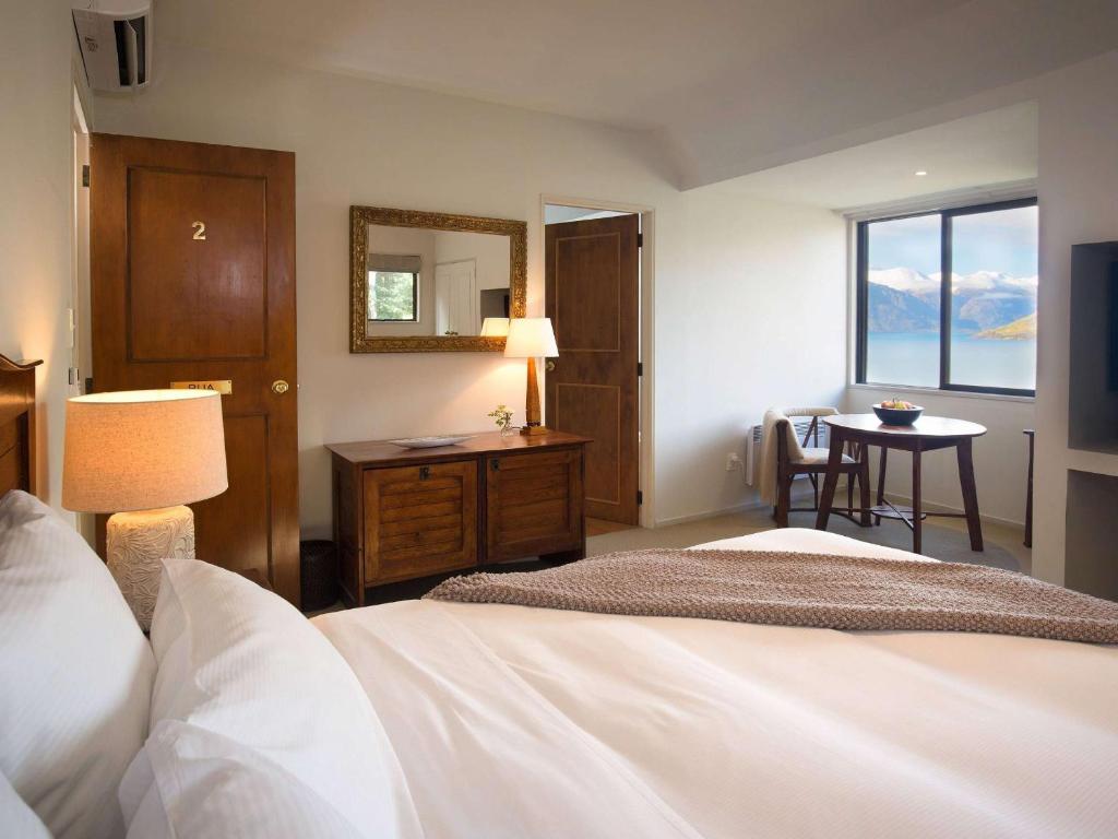 Ein Bett oder Betten in einem Zimmer der Unterkunft Hidden Lodge Queenstown
