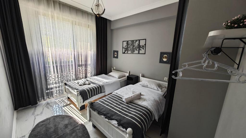 Un dormitorio con dos camas y una ventana. en family villas 2, en Sapanca