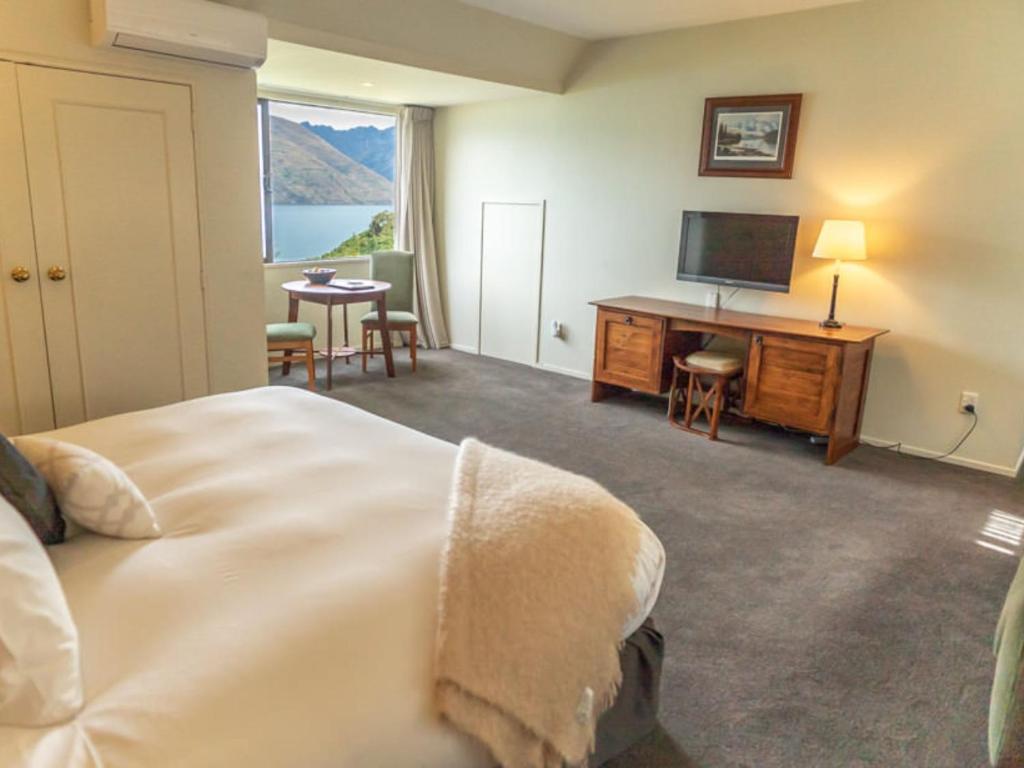 Postel nebo postele na pokoji v ubytování Hidden Lodge Queenstown