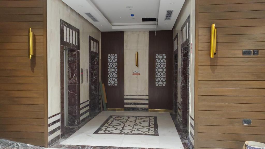 a hallway of a building with wooden walls at فندق سدرة المحبس in Al Khansāk