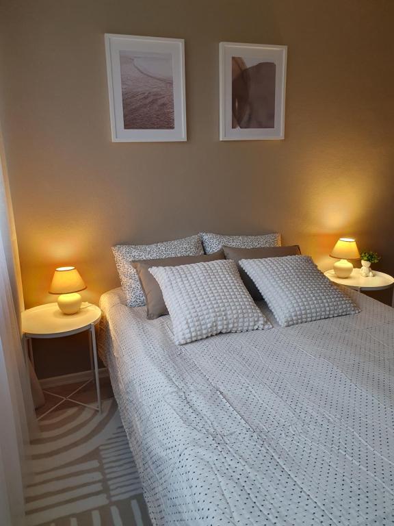 a bedroom with a large bed with two lamps at Airbnb Veriora in Veriora