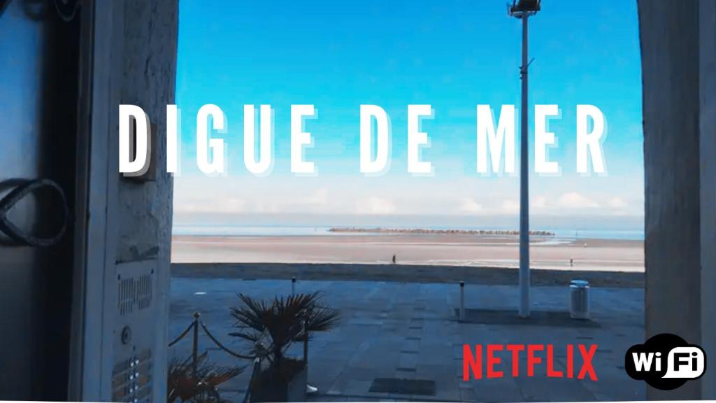 a view of a beach from a window with the words device de me at "Pieds dans l'eau", Dunkerque plage, digue de mer Malo les bains, T2 in Dunkerque
