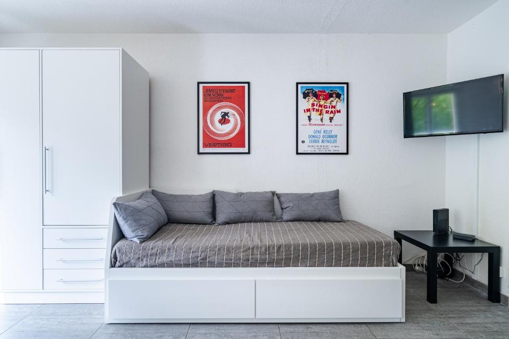 une chambre avec un lit et une télévision sur un mur dans l'établissement Le calme à Nissa la Bella, à Nice