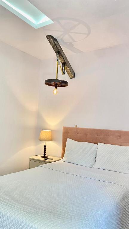 a bedroom with a bed and a ceiling fan at Velvet hotel centro histórico in Santa Ana