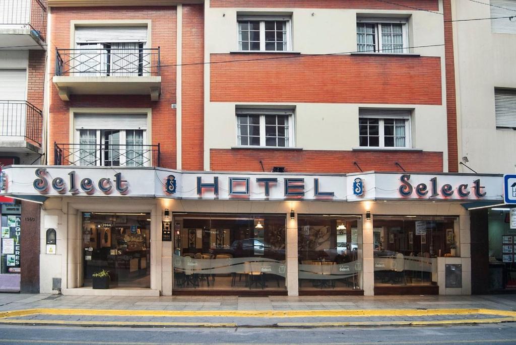 un hotel in una strada di città di fronte a un edificio di Hotel Select a Mar del Plata