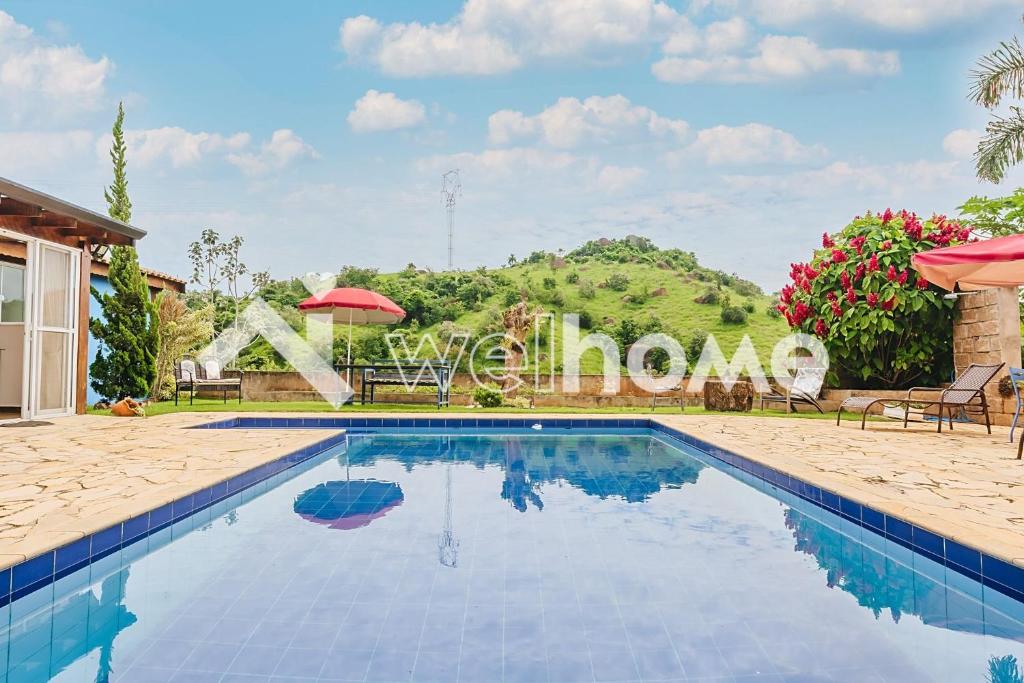 una piscina con un cartel que diga Hollywood en Casa com piscina e mesa de sinuca em Itupeva en Itupeva