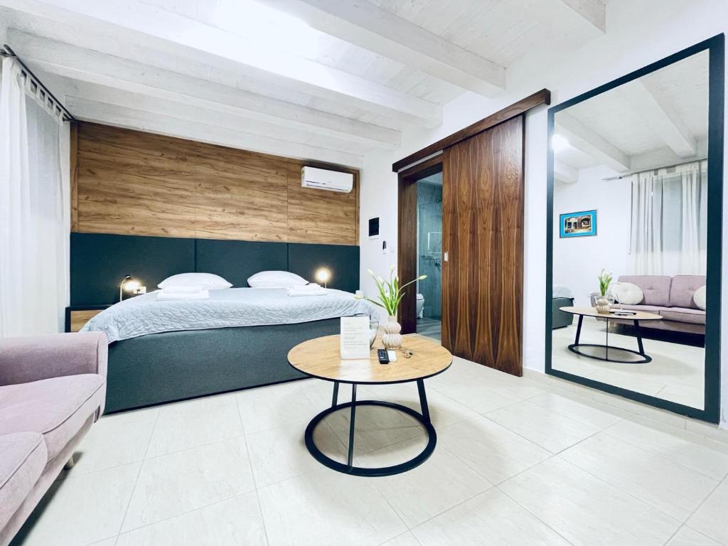 Posteľ alebo postele v izbe v ubytovaní Fazana City Rooms with free parking