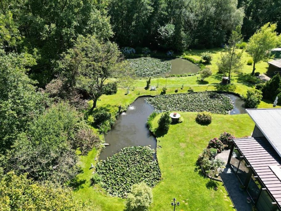 vista aerea su un giardino con fiume di Neeravert a Londerzeel