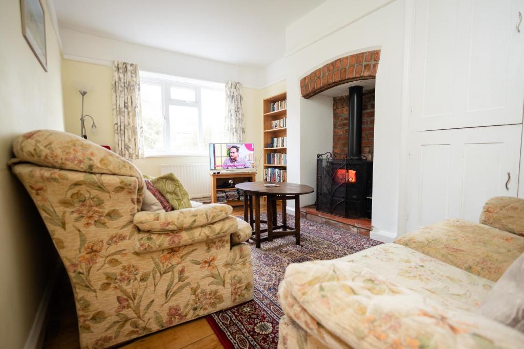 un soggiorno con divano, sedia e tavolo di Oak House in Mid Wales By Seren Short Stays a Machynlleth